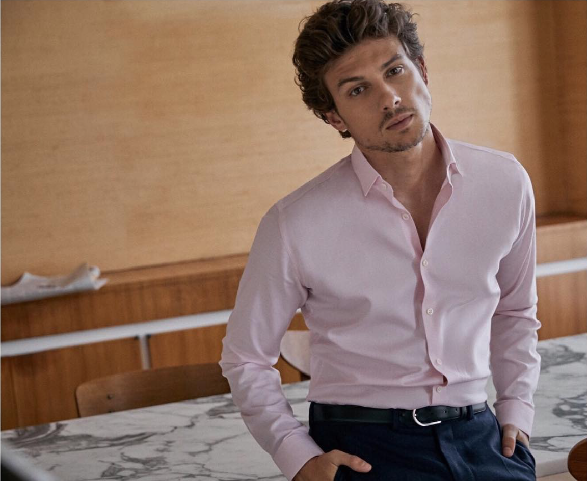 Costume formel et chemise rose